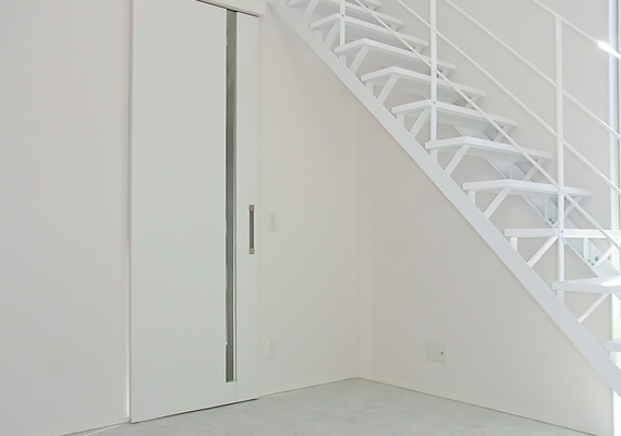 標準仕様のフルハイトドアは空間の広がりを見せます。