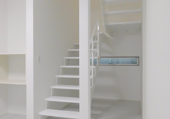 スケルトンの鋼製階段がデッドスペースになる部分を有効に使います。